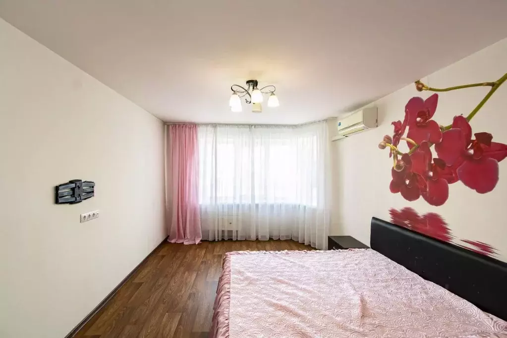 2-к кв. Тюменская область, Тюмень ул. 50 лет Октября, 80 (73.8 м) - Фото 1