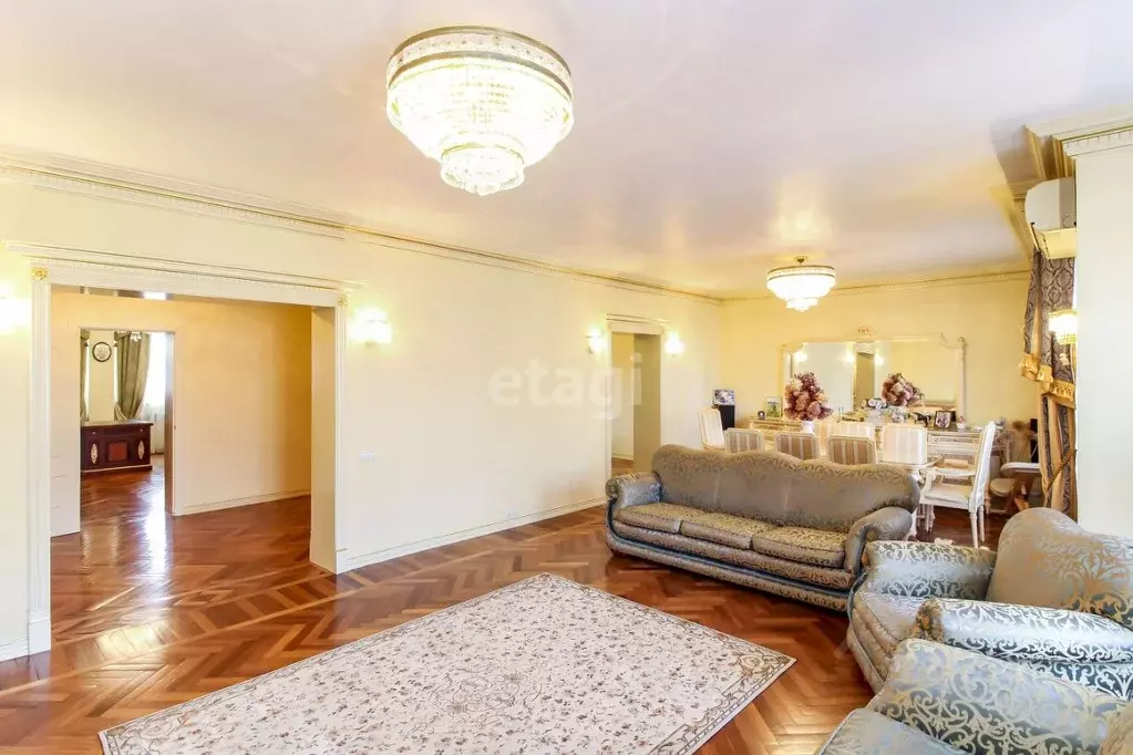 6-к кв. Тюменская область, Тюмень ул. Челюскинцев, 29 (440.0 м) - Фото 0