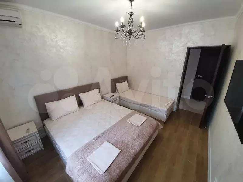 Комната 70 м, 1/2 эт. - Фото 1