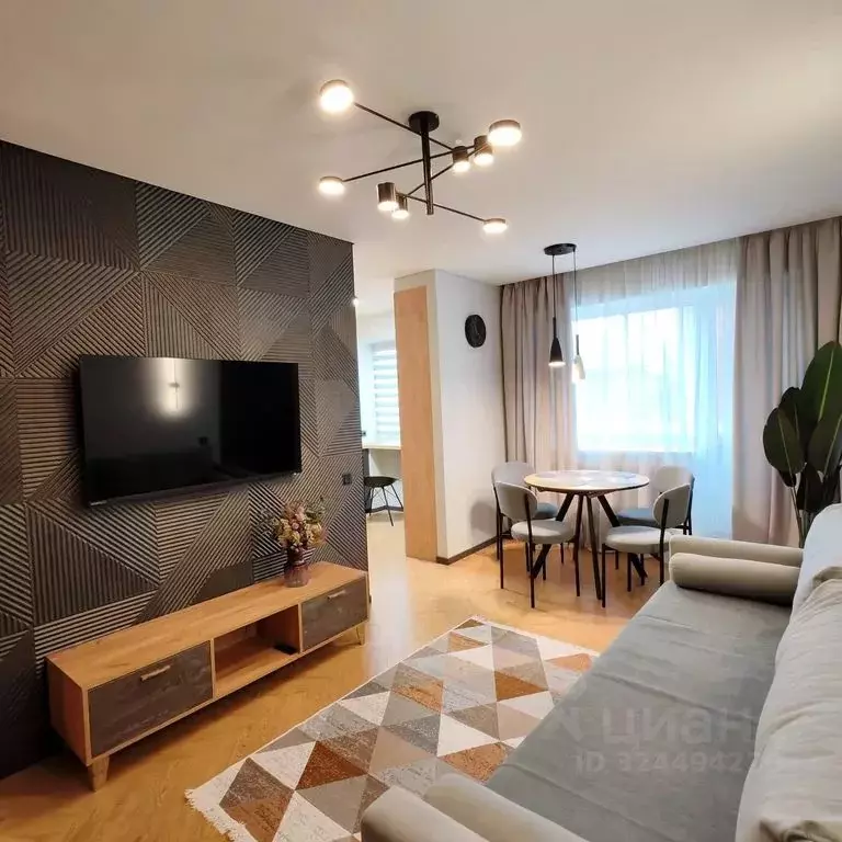 3-к кв. Удмуртия, Ижевск пл. имени 50-летия Октября, 8А (42.0 м) - Фото 1