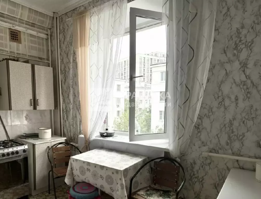Продается комната в 5-комнатной квартире - Фото 1