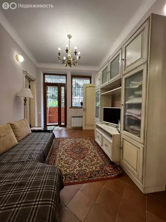3-комнатная квартира: Ялта, улица К. Маркса, 10 (50 м) - Фото 1