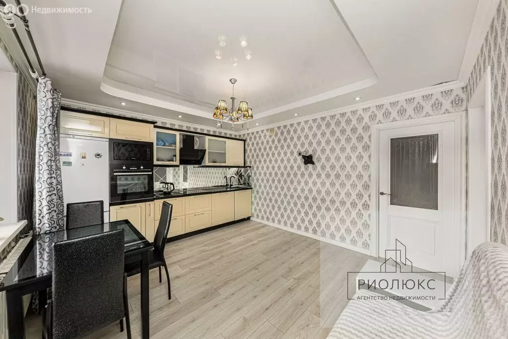 5-комнатная квартира: Челябинск, улица Братьев Кашириных, 131А (40.4 ... - Фото 1