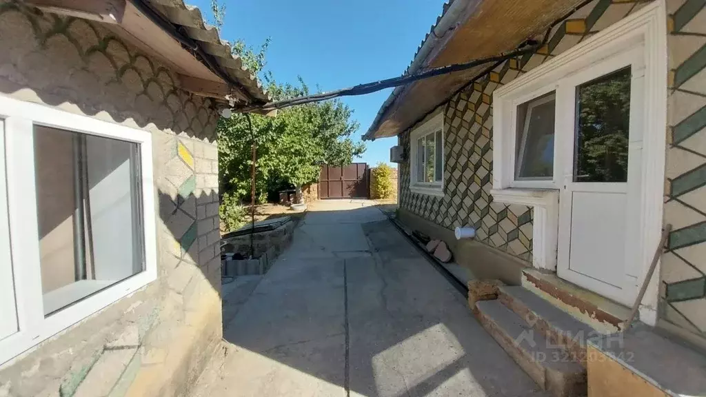 Дом в Крым, Сакский район, Ореховское с/пос, с. Червоное ул. ... - Фото 2