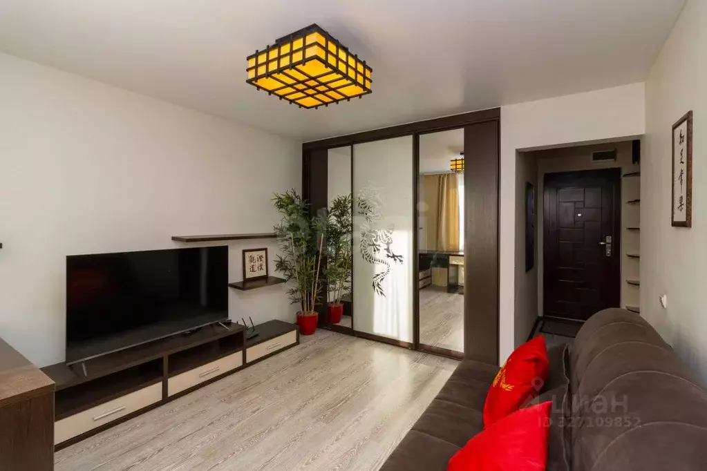 1-к кв. Тюменская область, Тюмень 6-й мкр, ул. Валерии Гнаровской, 10 ... - Фото 0