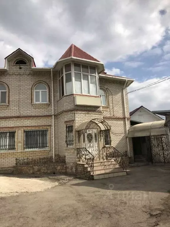 Дом в Саратовская область, Энгельс ул. Марины Расковой, 45 (300 м) - Фото 1