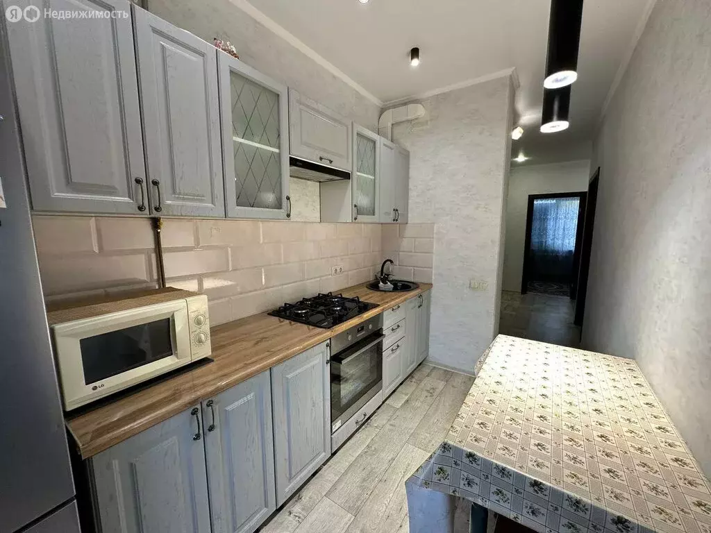 3-комнатная квартира: Астрахань, улица Михаила Луконина, 4 (63 м) - Фото 1