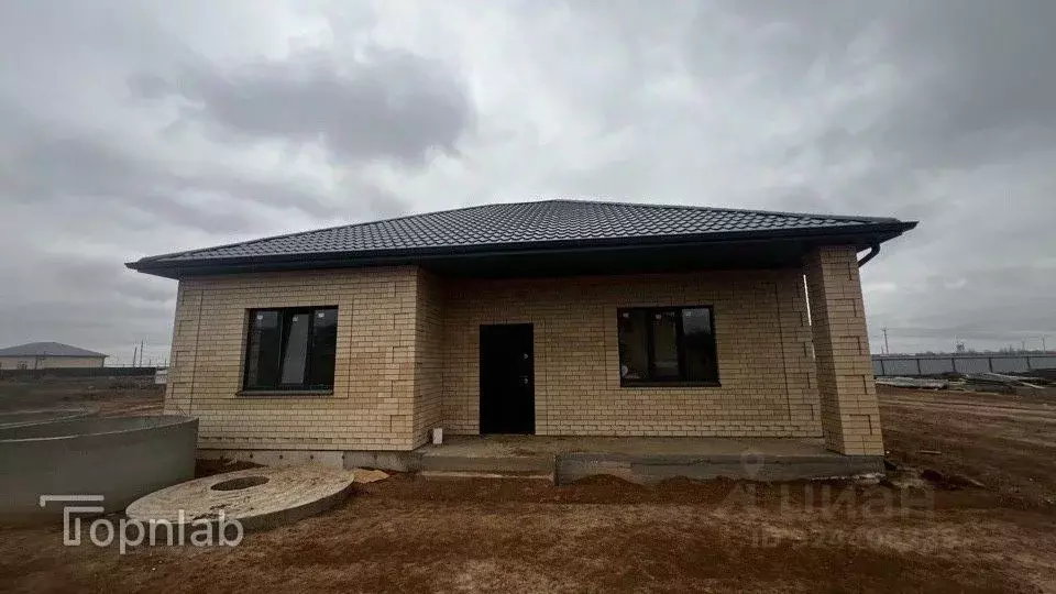 Дом в Астраханская область, Наримановский район, с. Старокучергановка ... - Фото 1