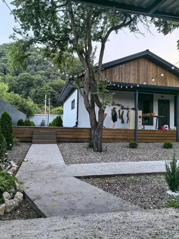Дом в Адыгея, Майкопский район, пос. Каменномостский ул. Островского, ... - Фото 1