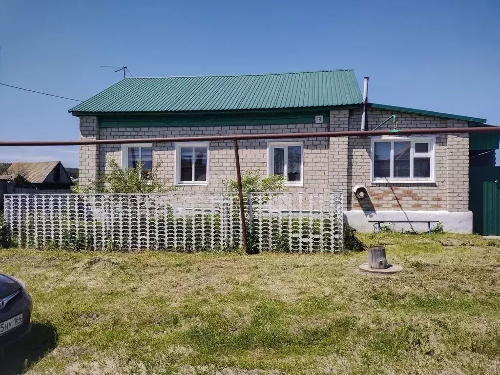 Дом в Саратовская область, Балашовский район, с. Репное Комсомольская ... - Фото 1