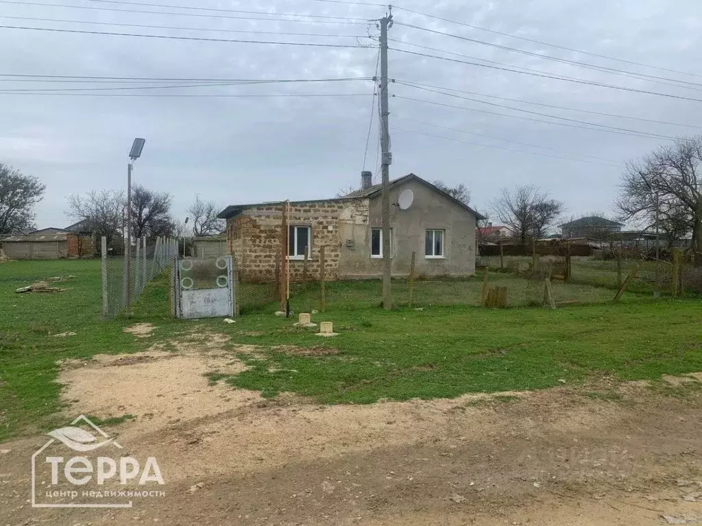 Дом в Крым, Сакский район, Штормовское с/пос, с. Хуторок ул. Майская, ... - Фото 1