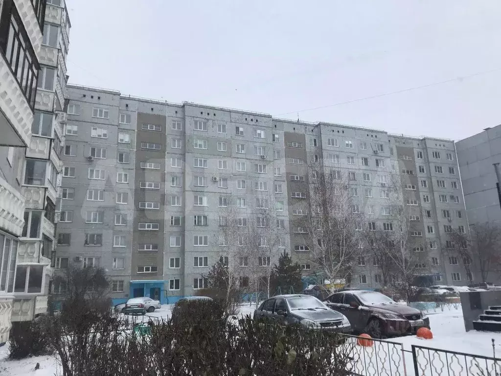 3-к кв. Омская область, Омск просп. Комарова, 27 (63.1 м) - Фото 0