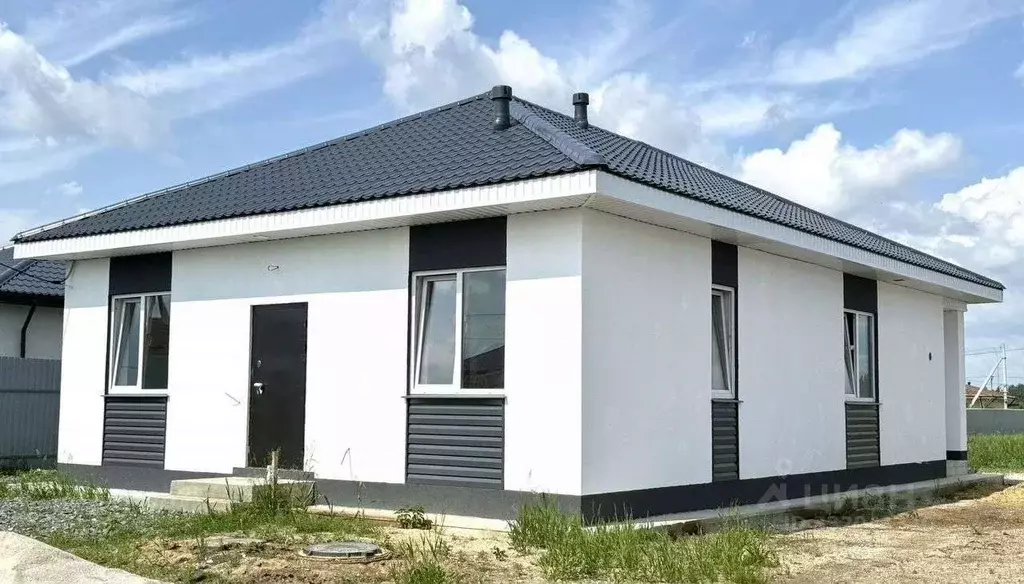 Дом в Крым, Евпатория ул. Петра Григоренко, 2 (100 м) - Фото 1