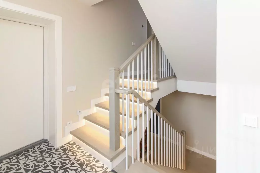 Дом в Тюменская область, Тюмень ул. 8 Августа (268 м) - Фото 1