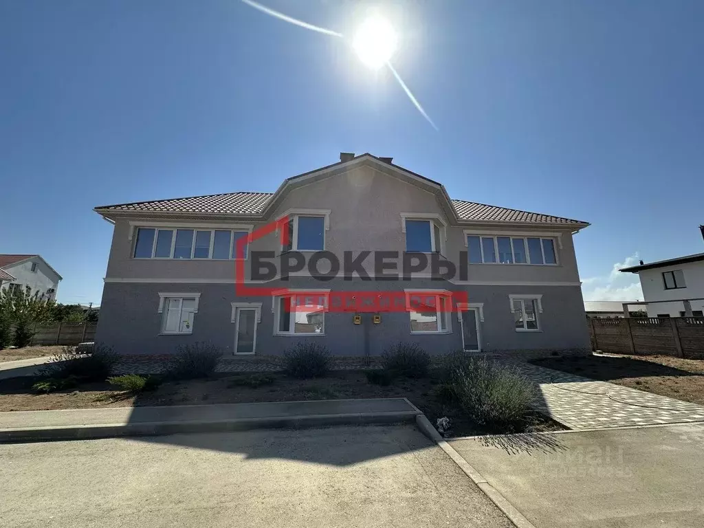 Дом в Крым, Евпатория городской округ, Заозерное пгт ул. Космическая, ... - Фото 1