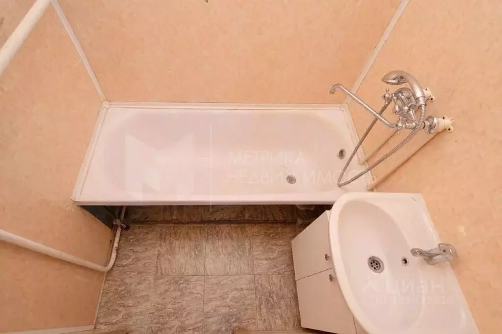 3-к кв. Тюменская область, Тюмень проезд Геологоразведчиков, 1 (56.5 ... - Фото 1