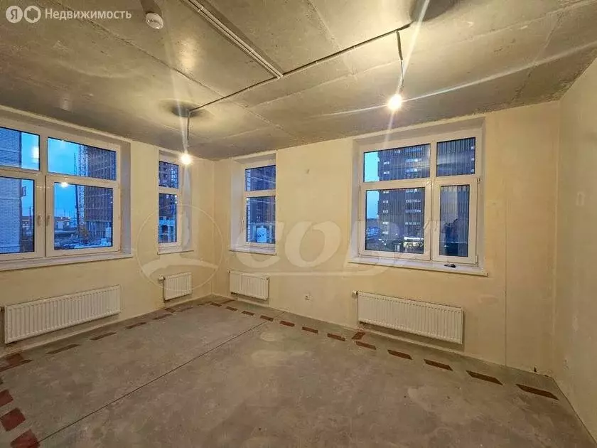 3-комнатная квартира: Тюмень, улица Тимофея Чаркова, 91 (93 м) - Фото 1