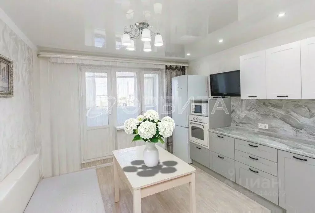 3-к кв. Тюменская область, Тюмень Кремлевская ул., 85к1 (89.9 м) - Фото 2