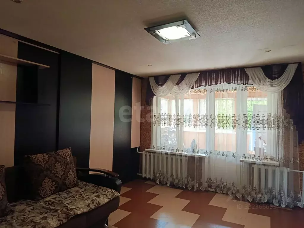 3-к кв. Псковская область, Остров ул. Калинина, 56 (58.4 м) - Фото 1