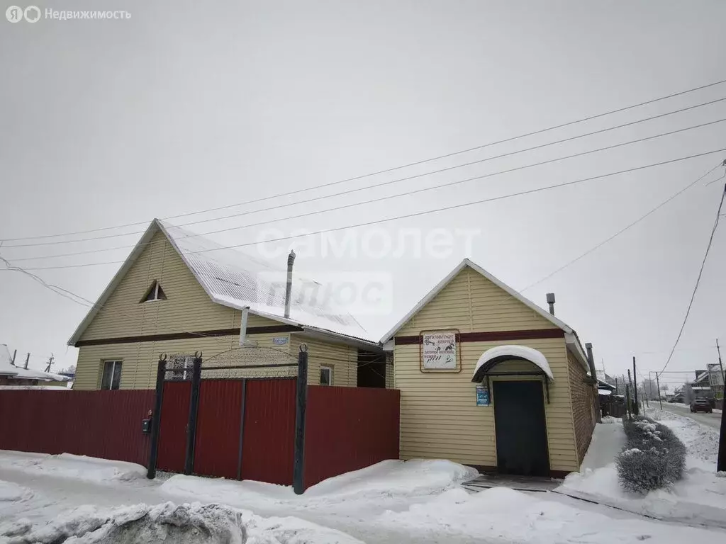 Дом в Омская область, рабочий посёлок Кормиловка, улица Гагарина, 12 ... - Фото 1