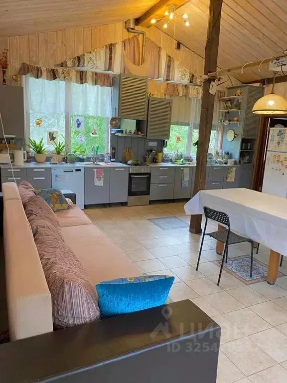 Дом в Санкт-Петербург, Санкт-Петербург, Петергоф ул. Воровского, 2 ... - Фото 2