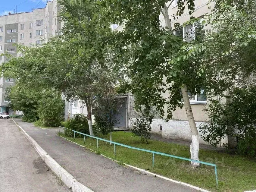 3-к кв. Курганская область, Курган Заозерный жилрайон, 6-й мкр, 10 ... - Фото 0