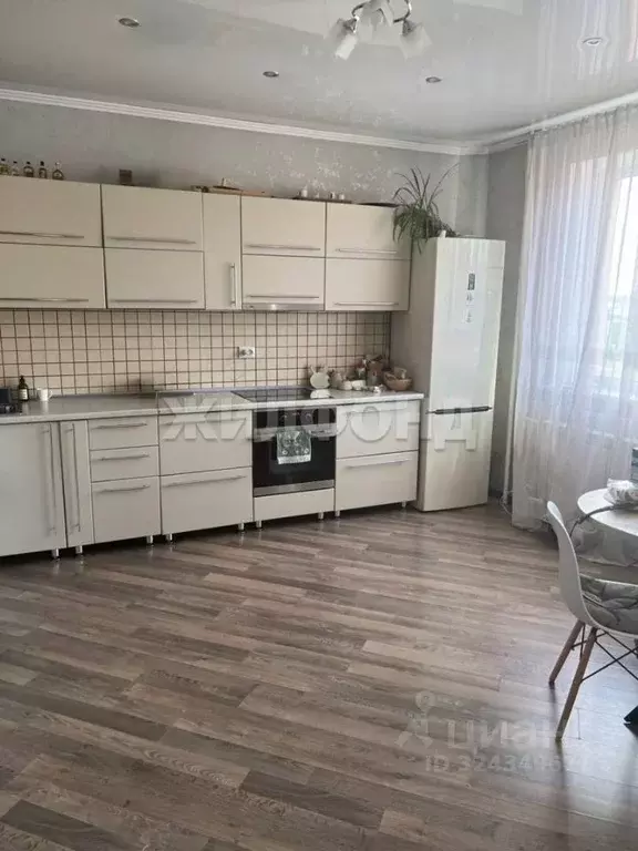 2-к кв. Хакасия, Абакан Пирятинская ул., 23а (72.4 м) - Фото 1