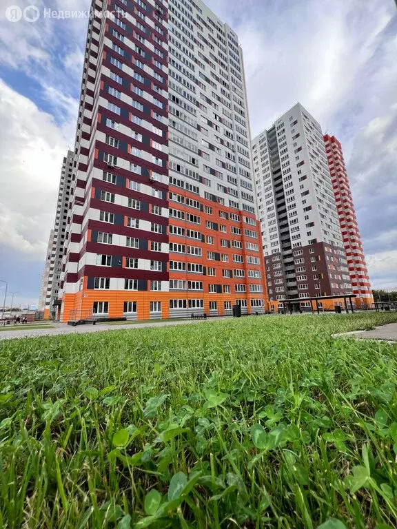 3-комнатная квартира: Оренбург, улица Юркина, 8 (68.1 м) - Фото 1