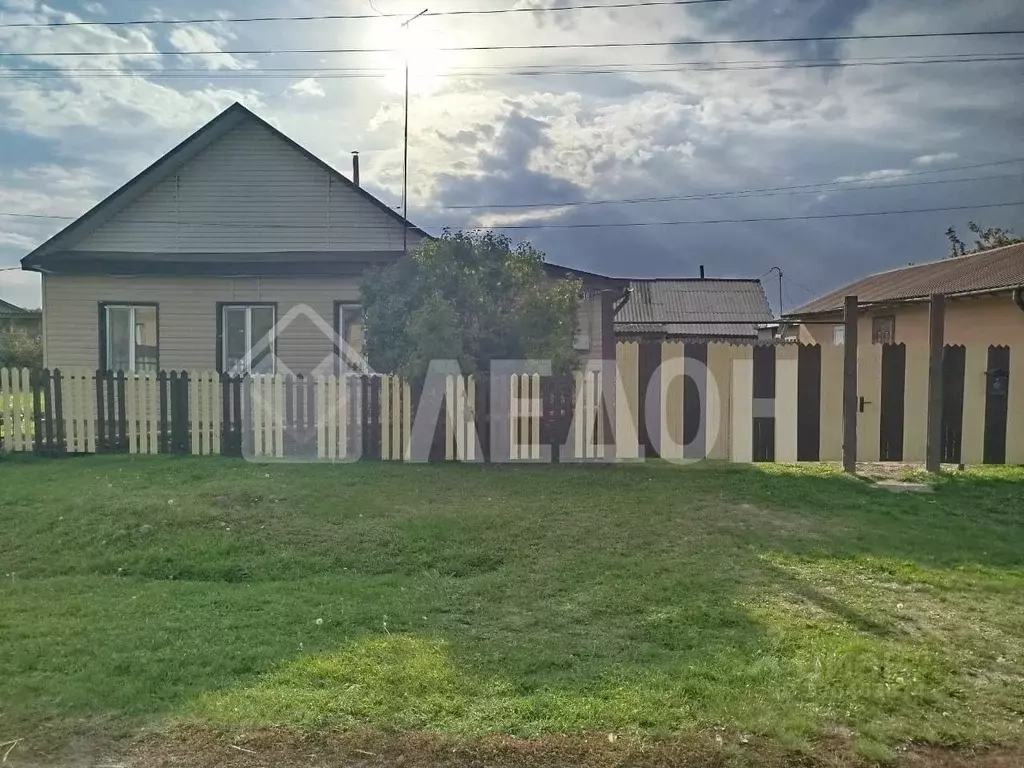 Дом в Омская область, Азовский Немецкий Национальный район, с. ... - Фото 1