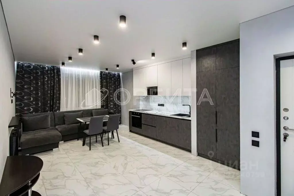 2-к кв. Тюменская область, Тюмень ул. Республики, 204к10 (70.0 м) - Фото 1