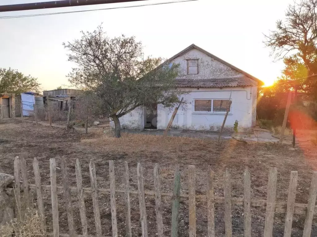 Дом в Крым, Черноморский район, Далековское с/пос, с. Зоряное ул. ... - Фото 1