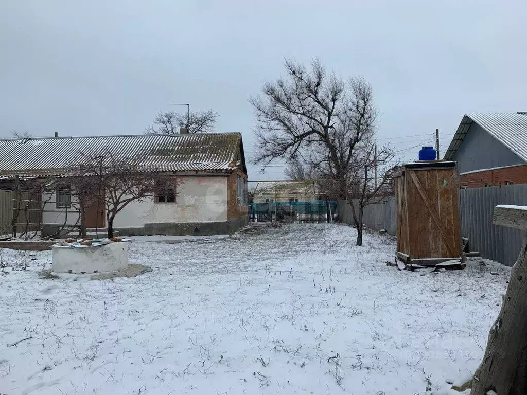 Дом в Калмыкия, Приютненский район, Булуктинское с/мо, пос. Бурата ул. ... - Фото 1