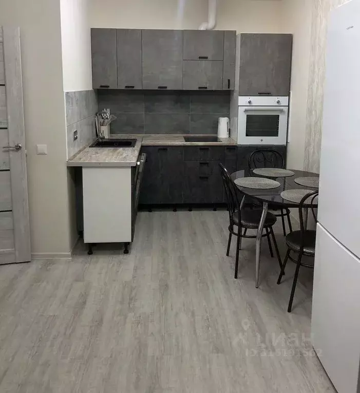 1-к кв. Тюменская область, Тюмень ул. Парада Победы, 13 (43.7 м) - Фото 0