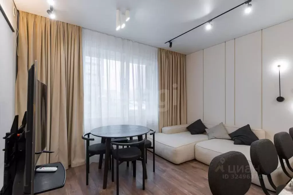 2-к кв. Тюменская область, Тюмень ул. Фармана Салманова, 14 (82.0 м) - Фото 1