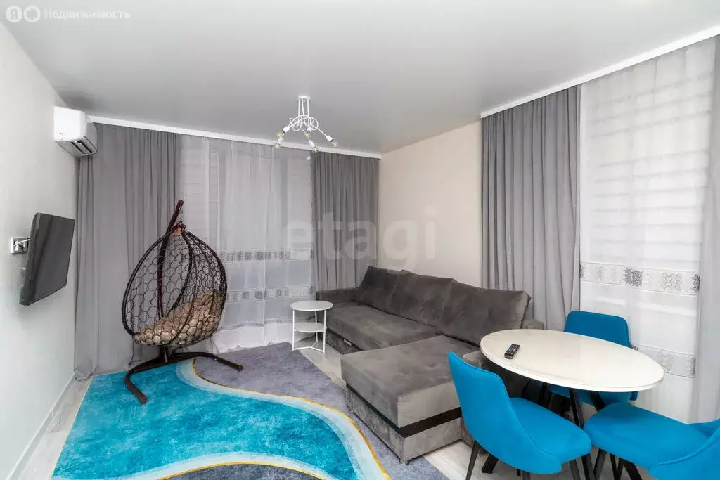 2-комнатная квартира: Тюмень, улица Тимофея Чаркова, 83 (57.9 м) - Фото 2