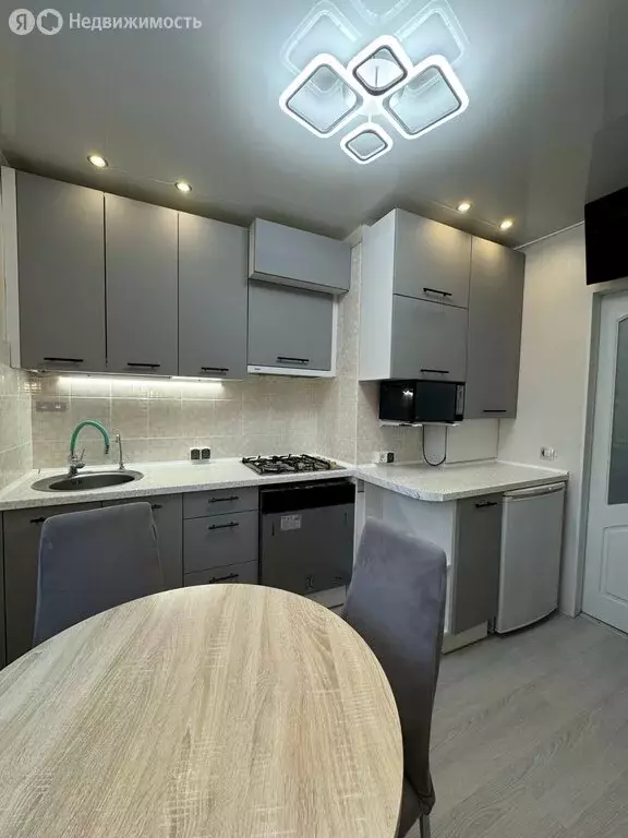 3-комнатная квартира: Калининград, Заводская улица, 12 (64.8 м) - Фото 1