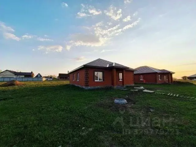 Дом в Белгородская область, Корочанский район, Мелиховское с/пос, с. ... - Фото 1