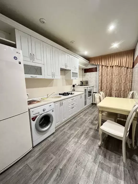 2-к кв. Астраханская область, Астрахань пл. Ленина, 8 (65.0 м) - Фото 1