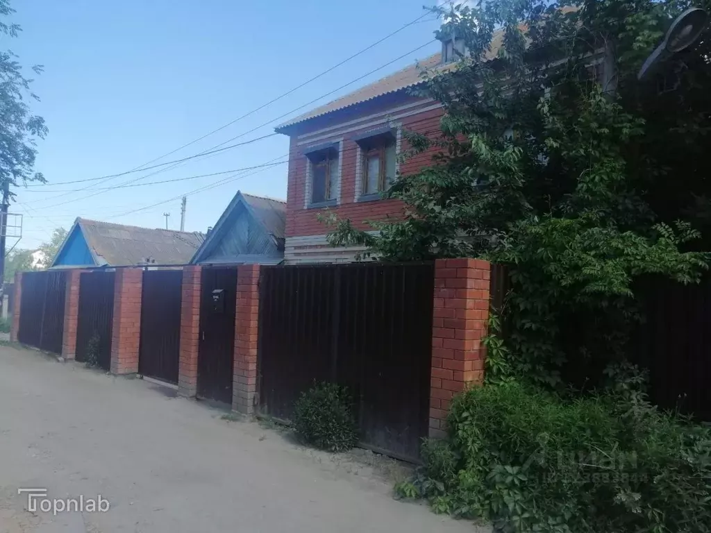 Дом в Астраханская область, Астрахань Ахтубинская ул., 45 (150 м) - Фото 1