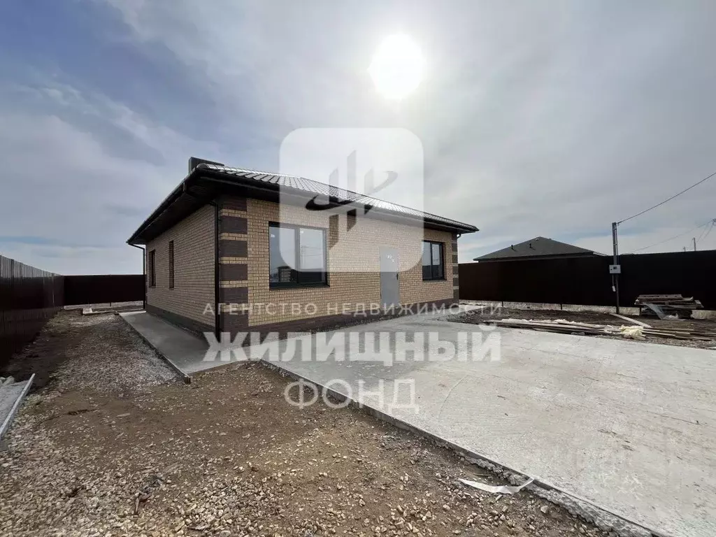 Дом в Саратовская область, Энгельсский район, Красноярское ... - Фото 0