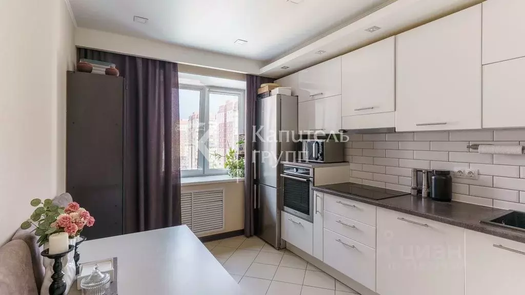 2-к кв. Тюменская область, Тюмень ул. Монтажников, 51 (63.8 м) - Фото 0