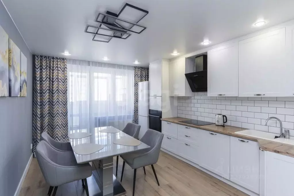 3-к кв. Тюменская область, Тюмень ул. Александра Митинского, 3 (87.0 ... - Фото 1