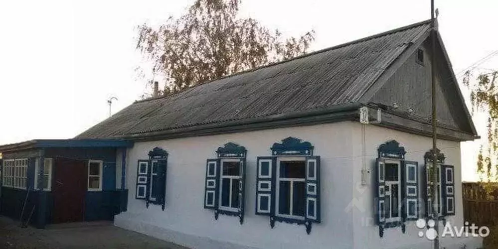 Дом в Омская область, Таврический район, с. Пристанское Комсомольская ... - Фото 1