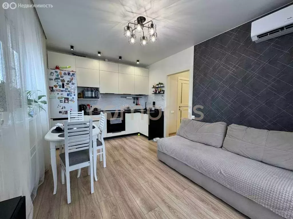 2-комнатная квартира: Тюмень, улица Фармана Салманова, 10 (50 м) - Фото 1