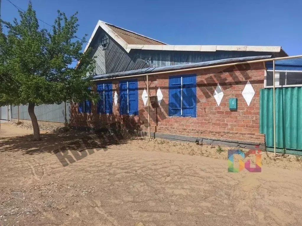 Дом в Калмыкия, Лаганский район, пос. Улан Хол ул. Орджоникидзе, 34 ... - Фото 1