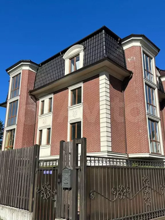 Доля в 2-к. квартире, 66,5 м, 1/3 эт. - Фото 0