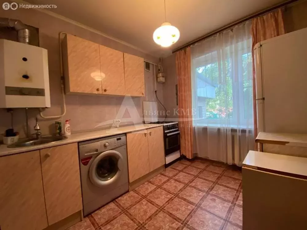 3-комнатная квартира: Зеленокумск, улица Зои Космодемьянской, 15 (67 ... - Фото 1