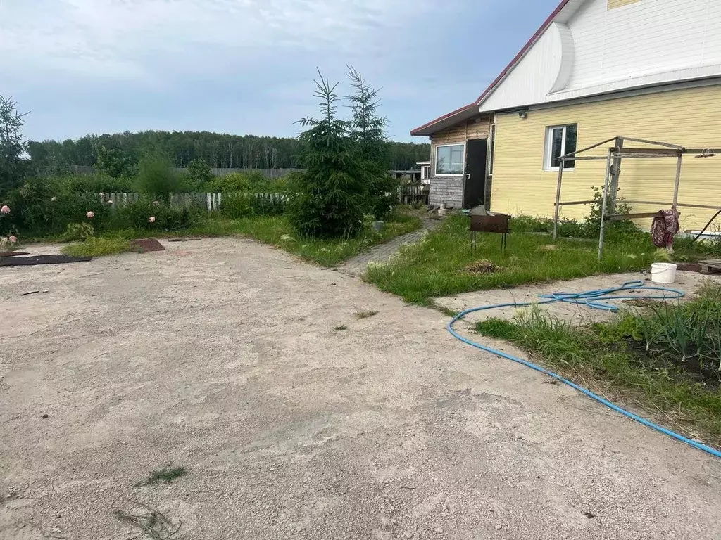 Дом в Омская область, Тюкалинский район, д. Гуровка Светлая ул. (180 ... - Фото 1