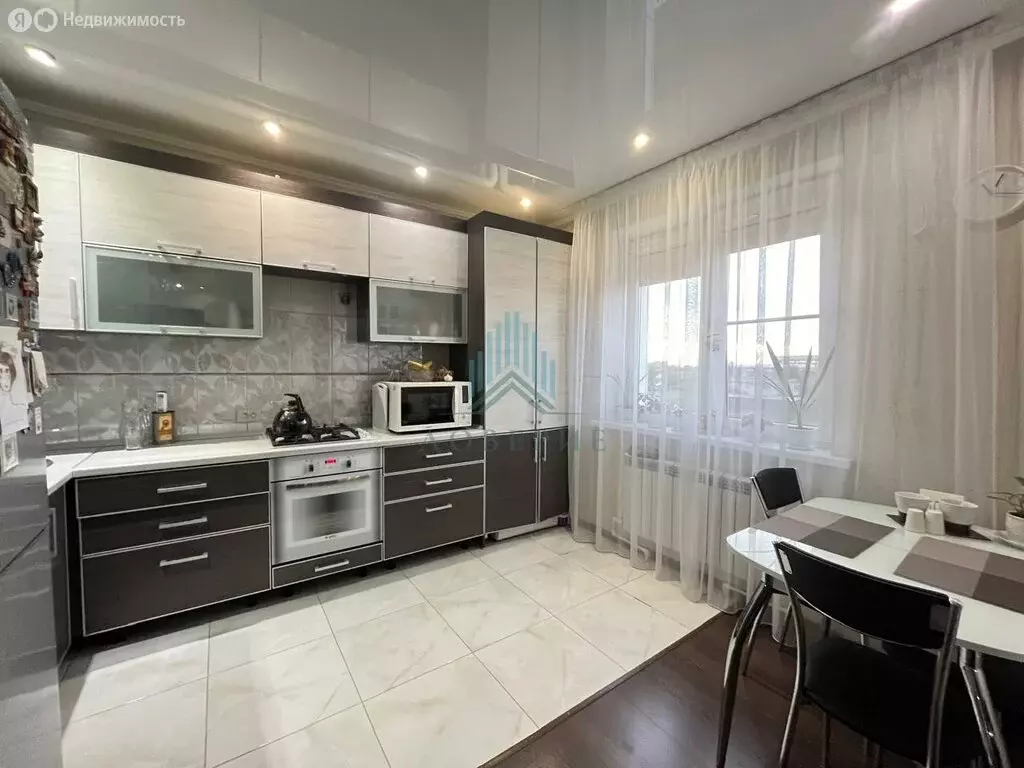Квартира-студия: Астрахань, проспект Бумажников, 9к1 (55.9 м) - Фото 1