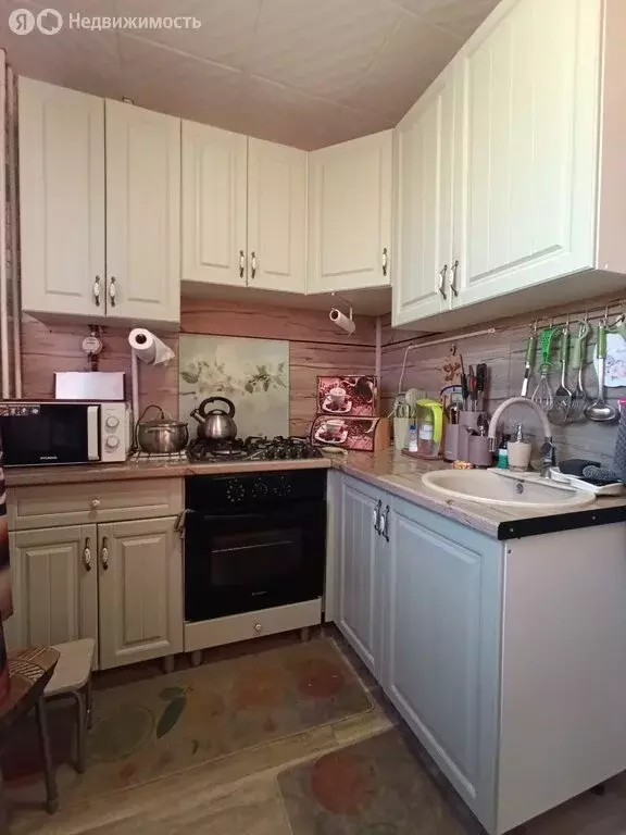 3-комнатная квартира: деревня Малое Верево, улица Кутышева, 10 (63 м) - Фото 1